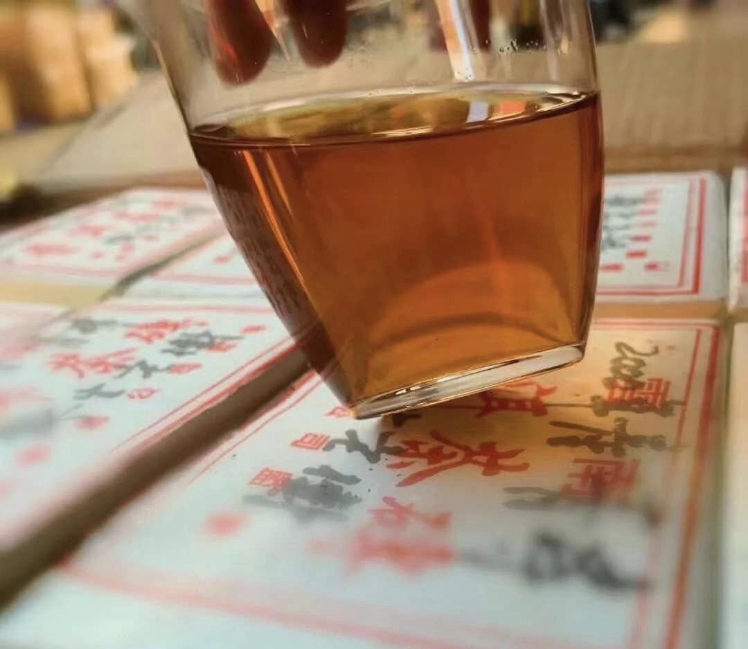 ชาผู่เอ๋อร์ดิบ Macau Hualian Wild Old Tree Tea Brick ปี 2000