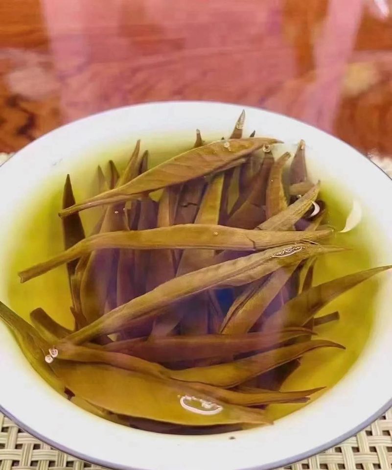 ชาดำยูนนาน เข็มทองคำ Fengqing Golden Needle🍃